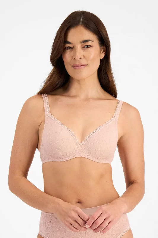 seamless bra with mesh lining for breathabilityBERLEI B/T LACE BRA - YWLF