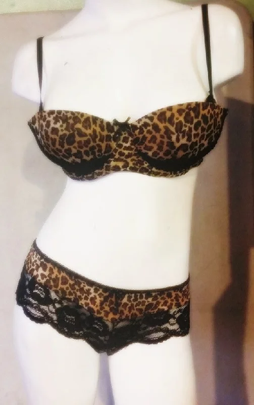 seamless panties with a hidden waistband for a smooth lookSexy 2 Piece Leopard & Lace Bra & Panty Set